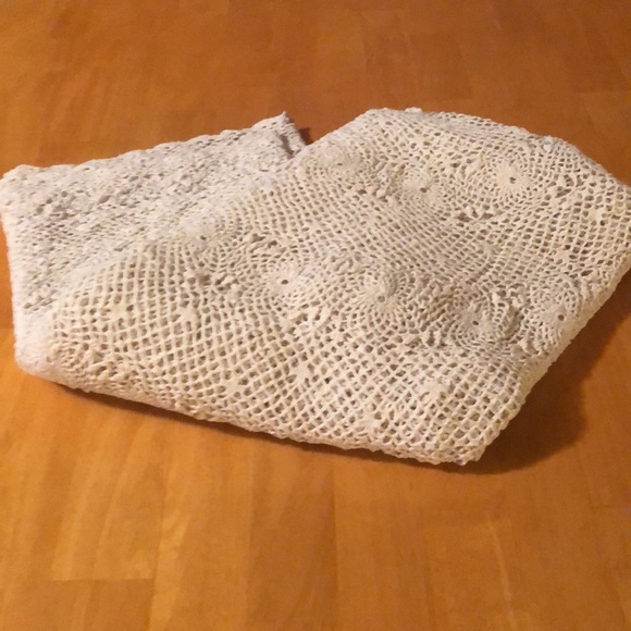 Vintage Crochet Table Cover - Picture 8 of 12